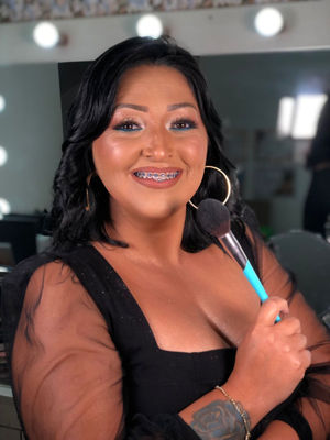 Bycaty_santos - beleza & estética - áh mais de 15 anos realçando a. Beleza que existe em você, vem se maquiar comigo😍