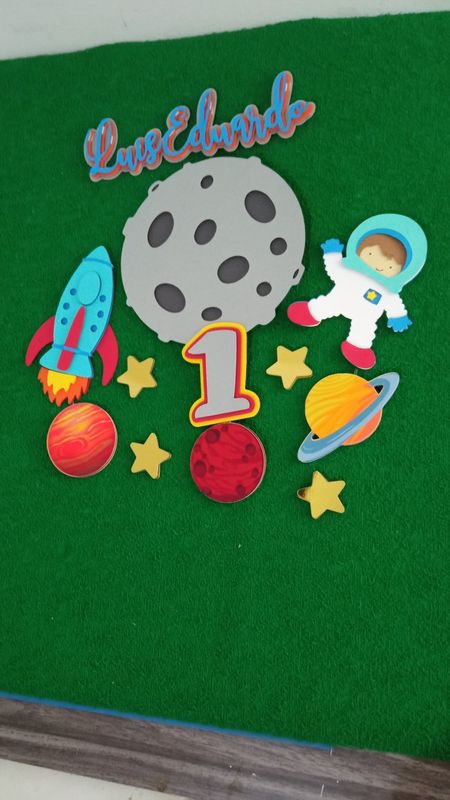 Nãna Mimo's Ateliê - Papelaria Personalizada - Topo de bolo Astronauta em camadas