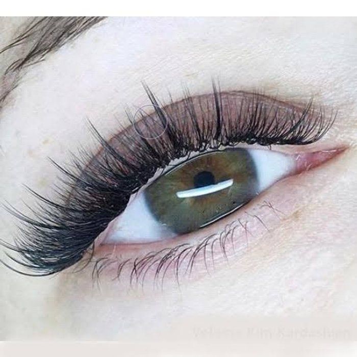 Studio Júlia Pimentel - Design de sobrancelhas, Micropigmentação, Lash Lifting, Brow lamination, Buço, Extensão de cilios, Dermaplaning, Hydra gloss, Despigmentação. - Extensão de cilios/ volume hibrido