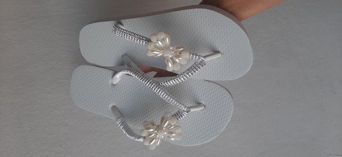 Sueli B.Espinola - sueli sandália customizada - sandalia com linda flor lateral de pérola
