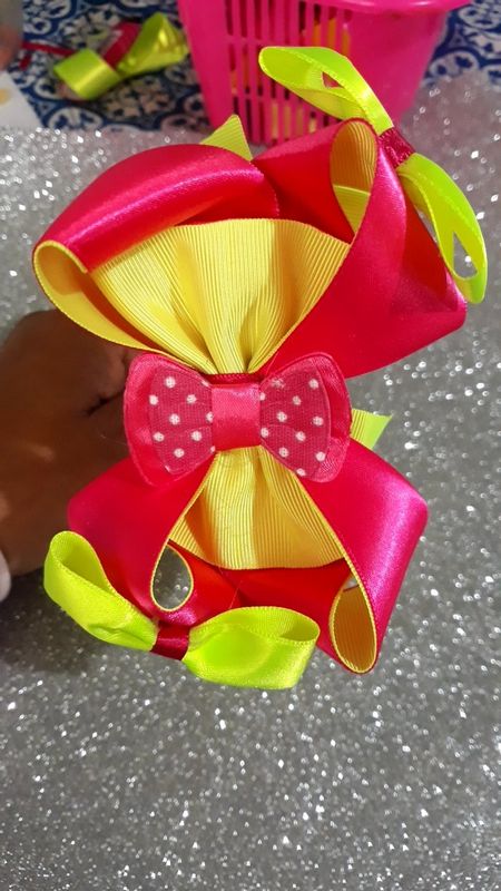 Aurora Dy Laço - Especialista em Laços - Amora neon na tiara