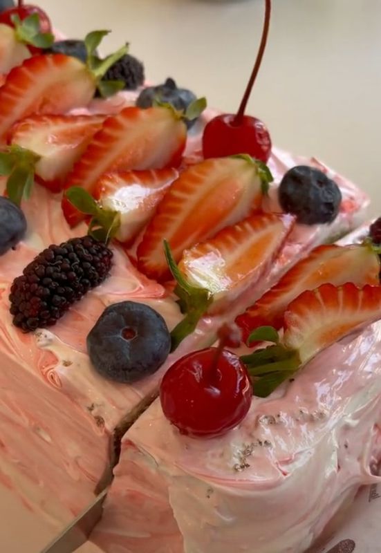 Rosana Amaral - confeitaria Artesanal - torta mouse de morango