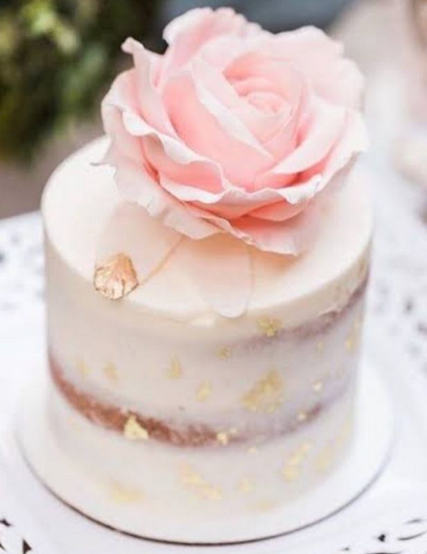 Rosana Amaral - confeitaria Artesanal - bolo de festa tam p,serve 10 fatias.