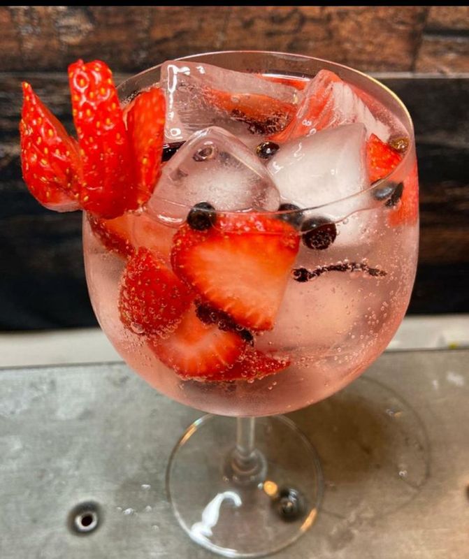 Heavy Drinks - Coquetelaria - Gin com morango e especiarias