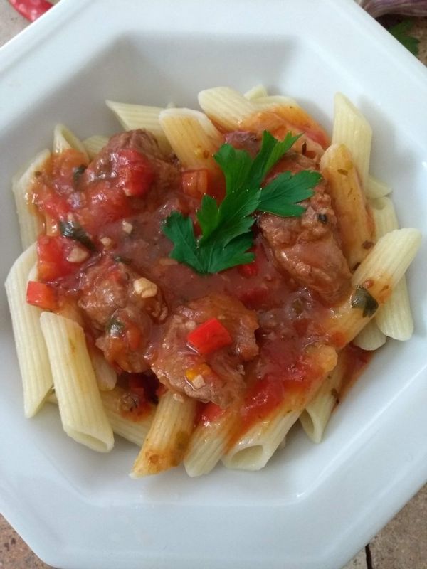 Villa Pepe Gourmet - Cozinha brasileira - Penne com Carne de Panela