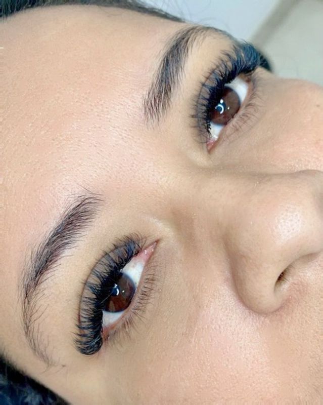 Thalia Brasil Studio - Lash Designer - Designer de sobrancelhas - Volume Brasileiro