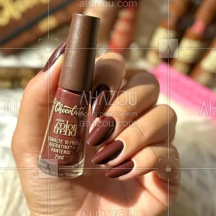 posts, legendas e frases de avon para whatsapp, instagram e facebook: Olha issoooooooo! 🥹🫶 A diva da esmaltação @yaracarole criou as unhas mais lindas do mundo com as cores da minha nova Coleção Chocolate. 🤎 Quem amou? 💅💅💅 

Nesse lançamento, as cores são uma delícia e a fórmula mais ainda: além de ser 10FREE (livre de vários componentes que podem causar alergia), ela também entrega unhas mais hidratadas e resistentes com a combinação super chique de Queratina + Pantenol. Então garanta logo os seus queridinhos #ColorTrendÉTrend antes que eles esgotem! 🤎 #ahazouavon #ahazourevenda