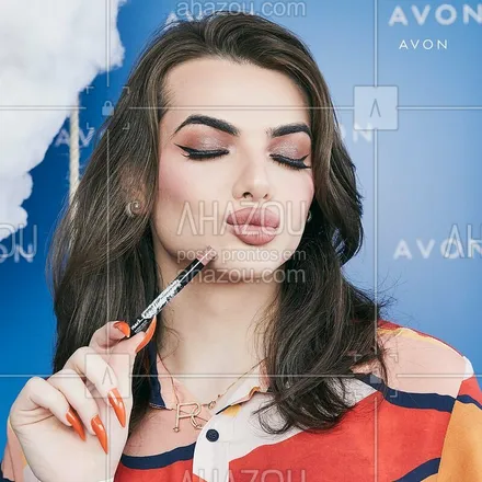 posts, legendas e frases de revendedoras, avon para whatsapp, instagram e facebook: A @romolocricca está nas ☁️ nuvens ☁️! Elas participaram do evento de lançamento do novo Batom em Pó Avon em um almoço a 50 metros de altura e aproveitaram pra experimentar o efeito nuvem matte super inovador, que dá intensidade na cor e fica superleve nos lábios. 
Quer provar essa novidade? 
Entre em contato comigo para para pedir o seu ;)

#BatomEmPóAvon #ahazouavon #LevePraVocê 